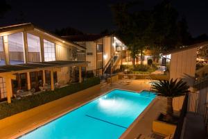 una piscina frente a una casa por la noche en Red Roof Inn San Dimas - Fairplex en San Dimas