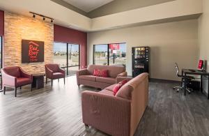 - une salle d'attente avec des canapés et des chaises dans l'établissement Red Roof Inn & Suites Austin East - Manor, à Manor