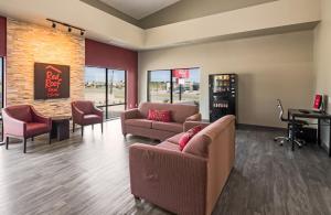 Posezení v ubytování Red Roof Inn & Suites Austin East - Manor