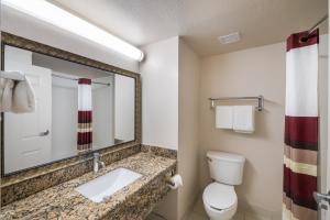 Koupelna v ubytování Red Roof Inn & Suites Austin East - Manor + 13 fotografií