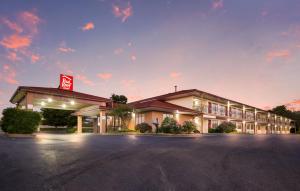 a hotel with a sign on the front of it at Red Roof Inn Shelbyville in Shelbyville