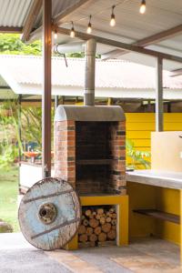 un horno de ladrillo con una pila de leña en Poponé Farm & Lodge, en Guápiles