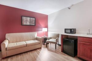 a living room with a couch and a microwave at Red Roof Inn Richmond, KY in Richmond