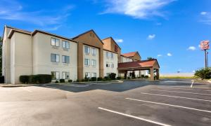 a rendering of a hotel with a parking lot at Red Roof Inn Richmond, KY in Richmond