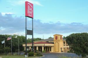 a red rock motel sign in front of a building at Red Roof Inn Ardmore in Ardmore