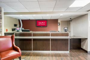 une salle d'attente dans un hôpital avec un panneau rouge sur le mur dans l'établissement Red Roof Inn PLUS+ Boston - Woburn/ Burlington, à Woburn