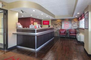 un bar dans un fast-food avec des chaises rouges dans l'établissement Red Roof Inn Detroit - Troy, à Troy