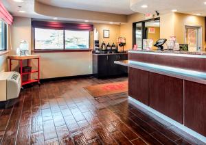 a bar in a restaurant with a counter at Red Roof Inn Detroit - Troy in Troy