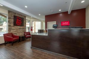 TV a/nebo společenská místnost v ubytování Red Roof Inn Freehold