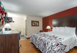 Postel nebo postele na pokoji v ubytování Red Roof Inn Freehold