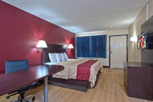 una habitación de hotel con una cama y un escritorio en Red Roof Inn Corpus Christi South, en Corpus Christi 11 fotos más