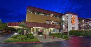 un hotel con un letrero de neón delante de él en Red Roof Inn Corpus Christi South, en Corpus Christi