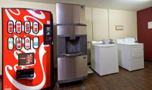 una máquina expendedora de coca cola en una habitación en Red Roof Inn Corpus Christi South, en Corpus Christi