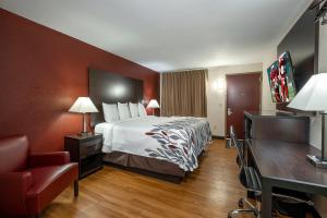 Postel nebo postele na pokoji v ubytování Red Roof Inn Freehold