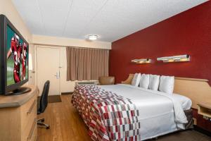 Red Roof Inn Indianapolis South tesisinde bir odada yatak veya yataklar