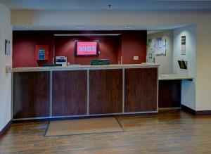 een lobby met een bar in een ziekenhuis bij Red Roof Inn PLUS Raleigh Downtown NCSU Conv Center in Raleigh