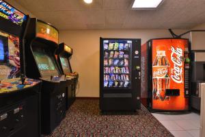 dos máquinas de soda en una habitación con máquinas de soda en Red Roof Inn Clyde, en Clyde