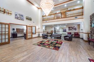un'ampia hall con soggiorno con divani e tappeto di Red Roof Inn Ocala a Ocala