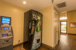 uma máquina de refrigerantes ao lado de um jogo de vídeo em Red Roof Inn Oklahoma Airport I 40 W Fairgrounds em Oklahoma City