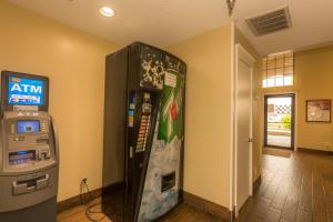 una máquina de refrescos junto a un videojuego en Red Roof Inn Oklahoma Airport I 40 W Fairgrounds, en Oklahoma City