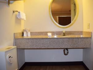 Koupelna v ubytování Red Roof Inn Syracuse