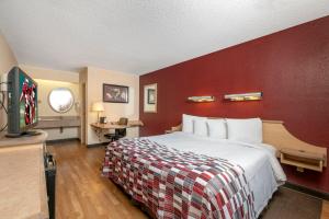 Un pat sau paturi într-o cameră la Red Roof Inn Syracuse