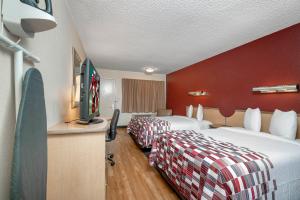 Postel nebo postele na pokoji v ubytování Red Roof Inn Syracuse