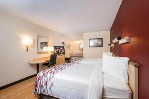 Postel nebo postele na pokoji v ubytování Red Roof Inn Syracuse