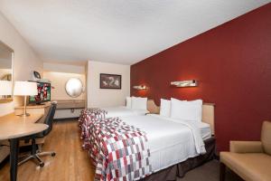 Postel nebo postele na pokoji v ubytování Red Roof Inn Syracuse