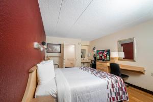 Postel nebo postele na pokoji v ubytování Red Roof Inn Syracuse