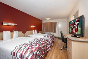 TV a/nebo společenská místnost v ubytování Red Roof Inn Syracuse