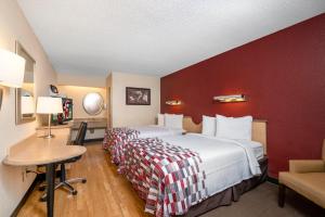 Postel nebo postele na pokoji v ubytování Red Roof Inn Syracuse