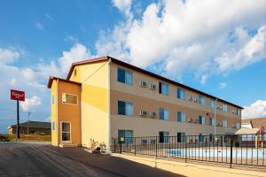 ein Gebäude an der Straßenseite in der Unterkunft Red Roof Inn Cameron in Cameron