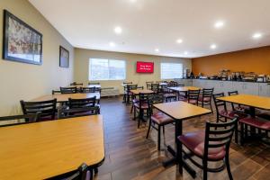 a dining room with tables and chairs in a restaurant at Red Roof Inn Osage Beach - Lake of the Ozarks in Osage Beach