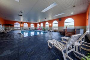 una piscina con sillas y una piscina en Red Roof Inn Osage Beach - Lake of the Ozarks, en Osage Beach