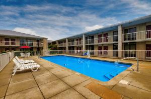 a swimming pool in front of a hotel at Red Roof Inn Gadsden in Gadsden