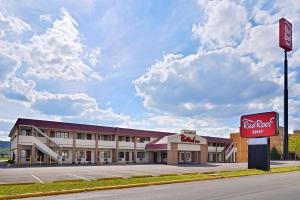 a fast food motel with a sign in front of it at Red Roof Inn Marietta in Marietta