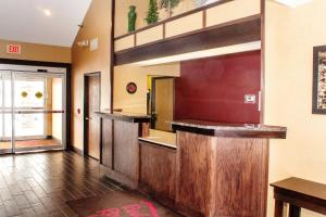 - une cuisine avec des placards en bois et un comptoir dans l'établissement Red Roof Inn Fargo - I-94/Medical Center, à Fargo