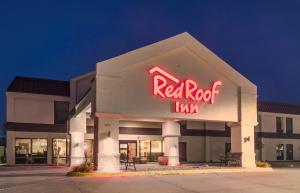 a red rock inn sign on the side of a building at Red Roof Inn Ames in Ames