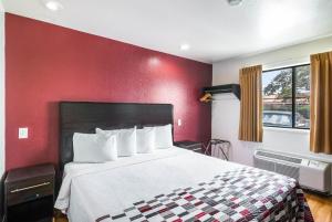 Krevet ili kreveti u jedinici u objektu Red Roof Inn Palmdale - Lancaster