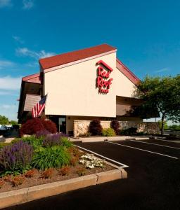 un edificio con un cartel en el costado en Red Roof Inn Rochester - Henrietta, en Henrietta