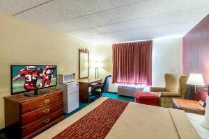 Een TV en/of entertainmentcenter bij Red Roof Inn Morehead
