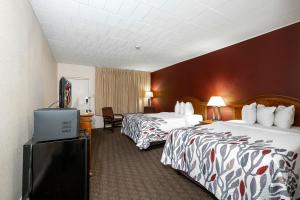 En eller flere senger på et rom på Red Roof Inn & Suites Hazleton