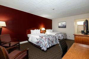 En eller flere senger på et rom på Red Roof Inn & Suites Hazleton