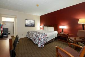 En eller flere senger på et rom på Red Roof Inn & Suites Hazleton