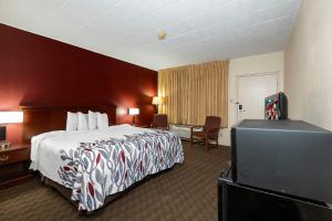 En eller flere senger på et rom på Red Roof Inn & Suites Hazleton