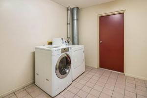 een wasmachine en droger in een kamer met een deur bij Red Roof Inn Clarksville in Clarksville