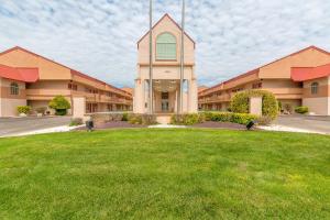 un grande edificio con un prato verde di fronte di Red Roof Inn Amarillo West ad Amarillo