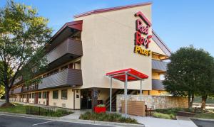 ein Fast-Food-Restaurant mit einem Schild an der Seite eines Gebäudes in der Unterkunft Red Roof Inn PLUS+ Statesville in Statesville