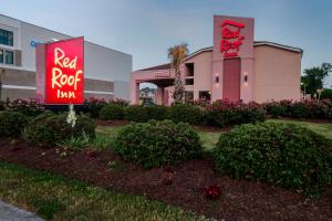 a red roof inn signs in front of a building at Red Roof Inn Virginia Beach-Norfolk Airport in Virginia Beach